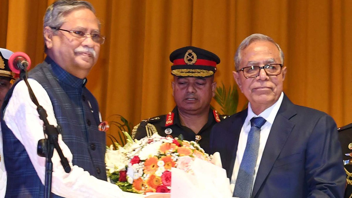 বঙ্গভবনের দরবার হলে ২২তম রাষ্ট্রপতি হিসেবে শপথ নিলেন মো. সাহাবুদ্দিনকে